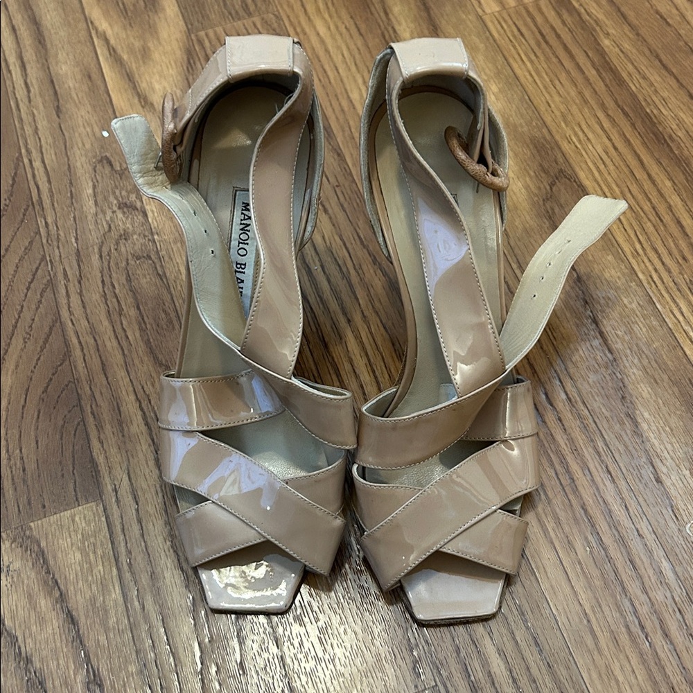 Manolo Blahnik Beige Patent Leather Sandal pumps